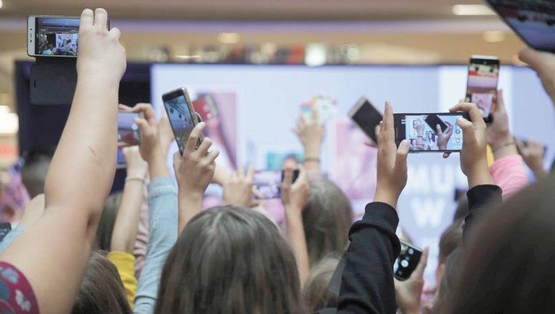 Spędzają  średnio ponad 4 godziny dziennie w internecie. Rodzicu, przeczytaj [raport]