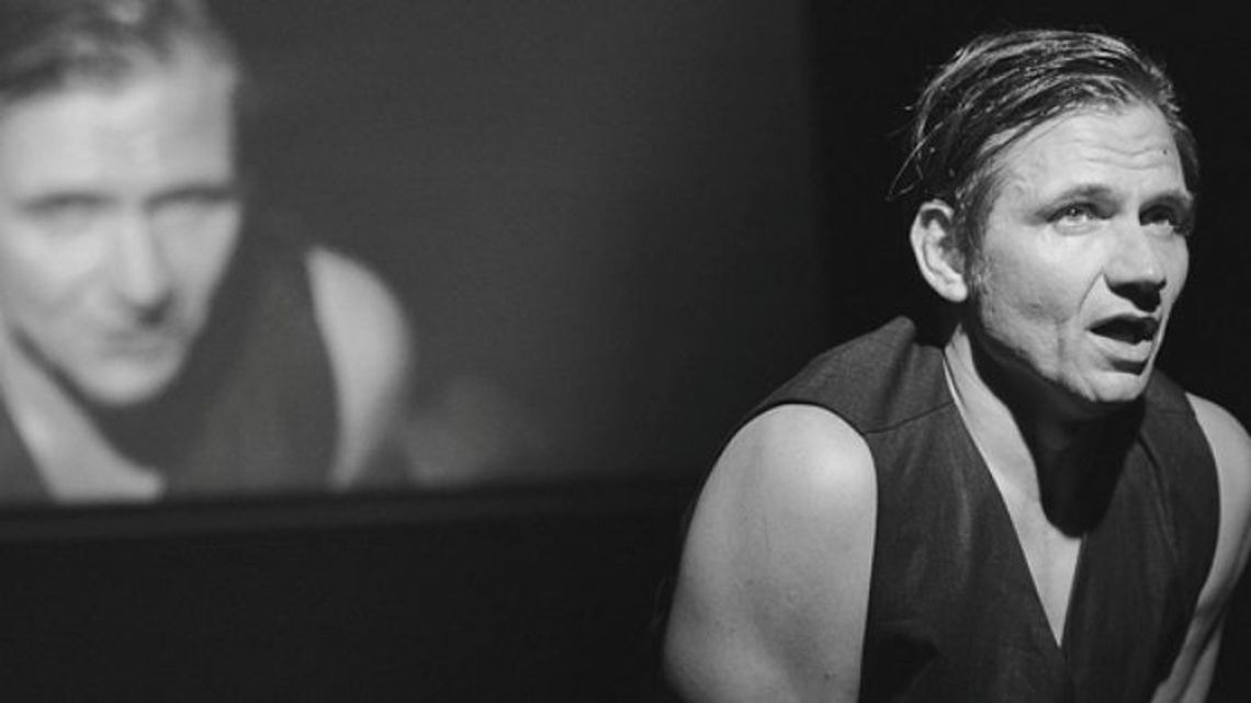 Spektakl "Sam" Przemysława Wasilkowskiego w Centrum Kultury