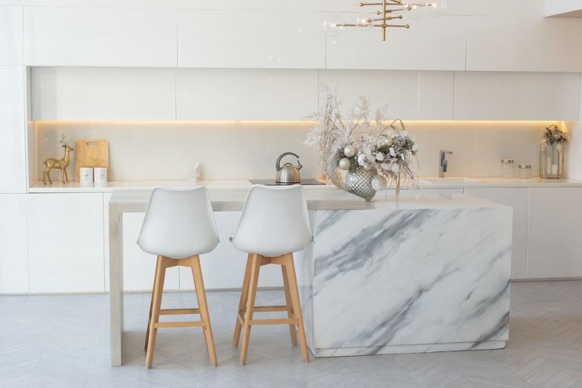 Spieki kwarcowe w nowoczesnym budownictwie – dlaczego architekci coraz częściej je rekomendują