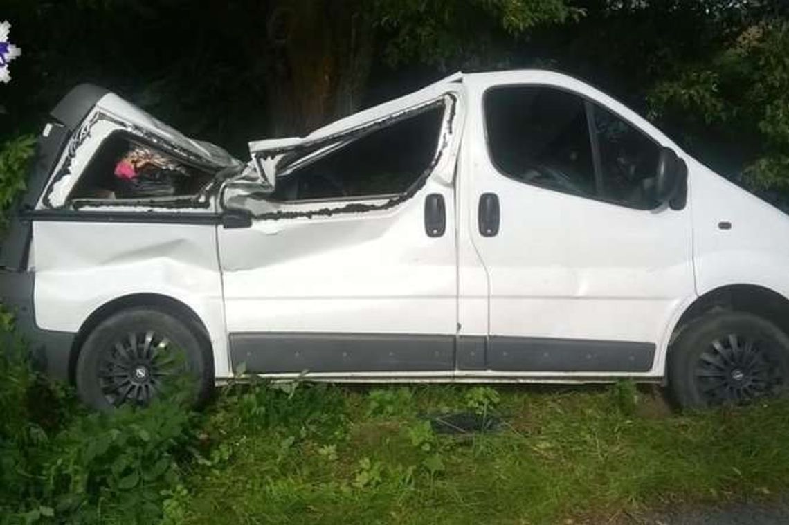 Spieszył się na Ukrainę. Rozbił samochód na drzewie