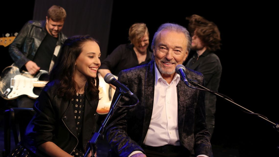 Śpiewa Karel Gott jeden z najwybitniejszych czechosłowackich muzyków Śpiewa Karel Gott jeden z najwybitniejszych czechosłowackich muzyków