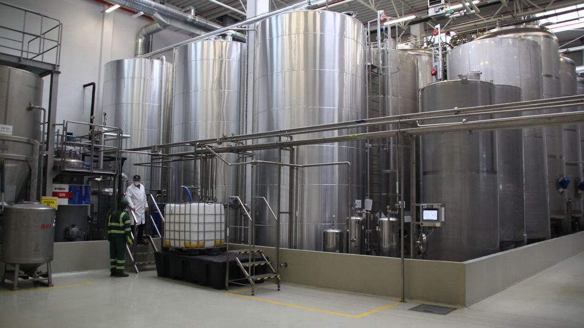 Spirytus z Lublina posłuży do walki z koronawirusem. Rusza współpraca dwóch firm Spirytus z Lublina posłuży do walki z koronawirusem. Rusza współpraca dwóch firm