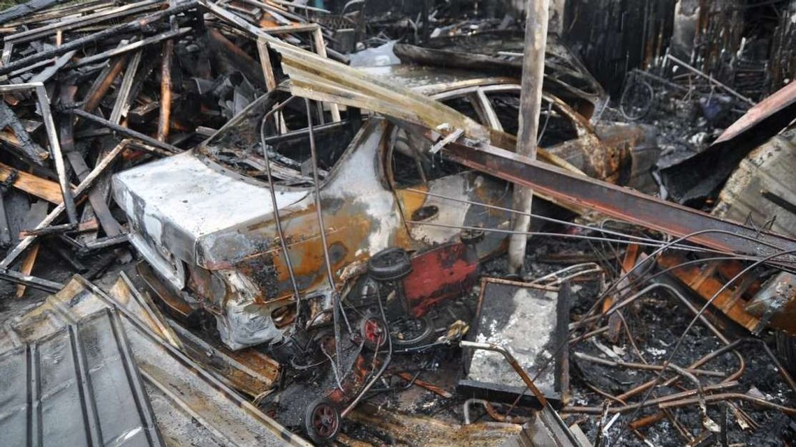 Spłonął samochód i kilka motocykli. Duże straty po pożarze w Dęblinie