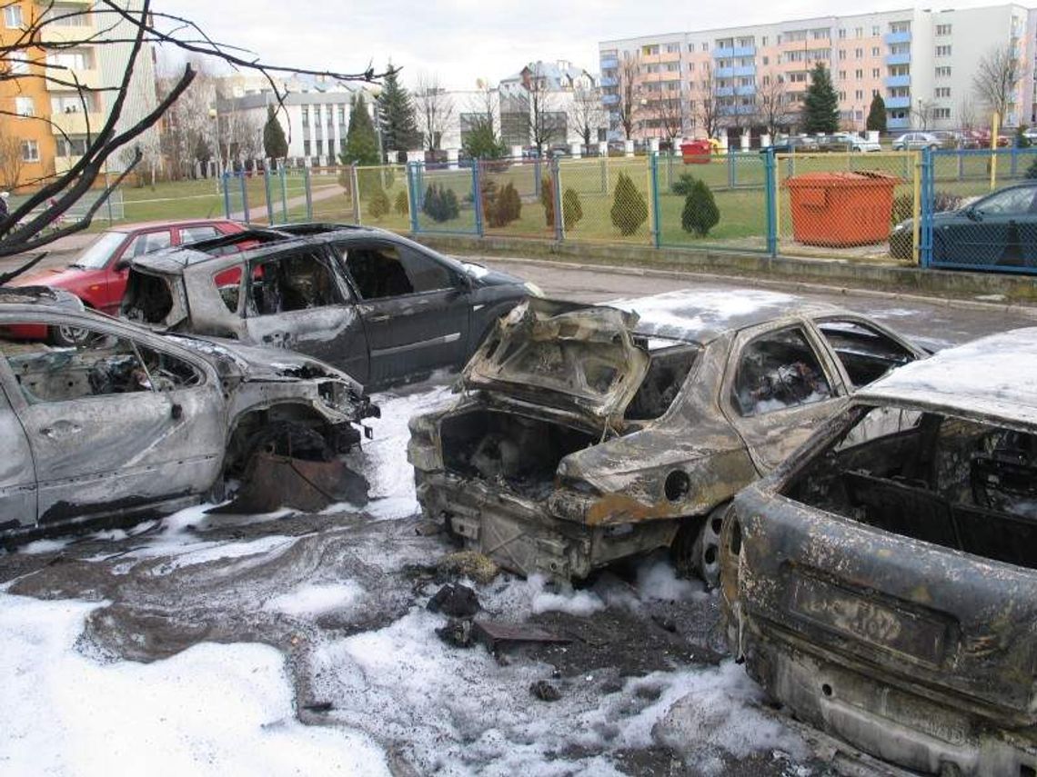 Spłonęło pięć samochodów. Dwa auta same ruszyły (zdjęcia) Spłonęło pięć samochodów. Dwa auta same ruszyły (zdjęcia)