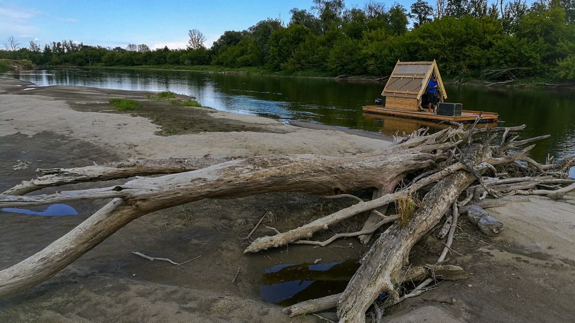 Spływ tratwą po Bugu przerwany. Przez dramatycznie niski stan rzeki