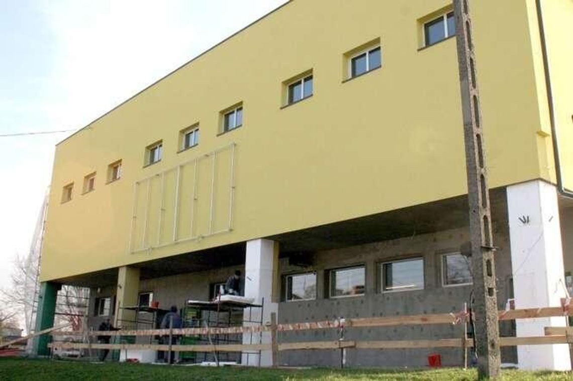 Spółdzielnia burzy budynki żeby zaoszczędzić. Byli pracownicy krytykują