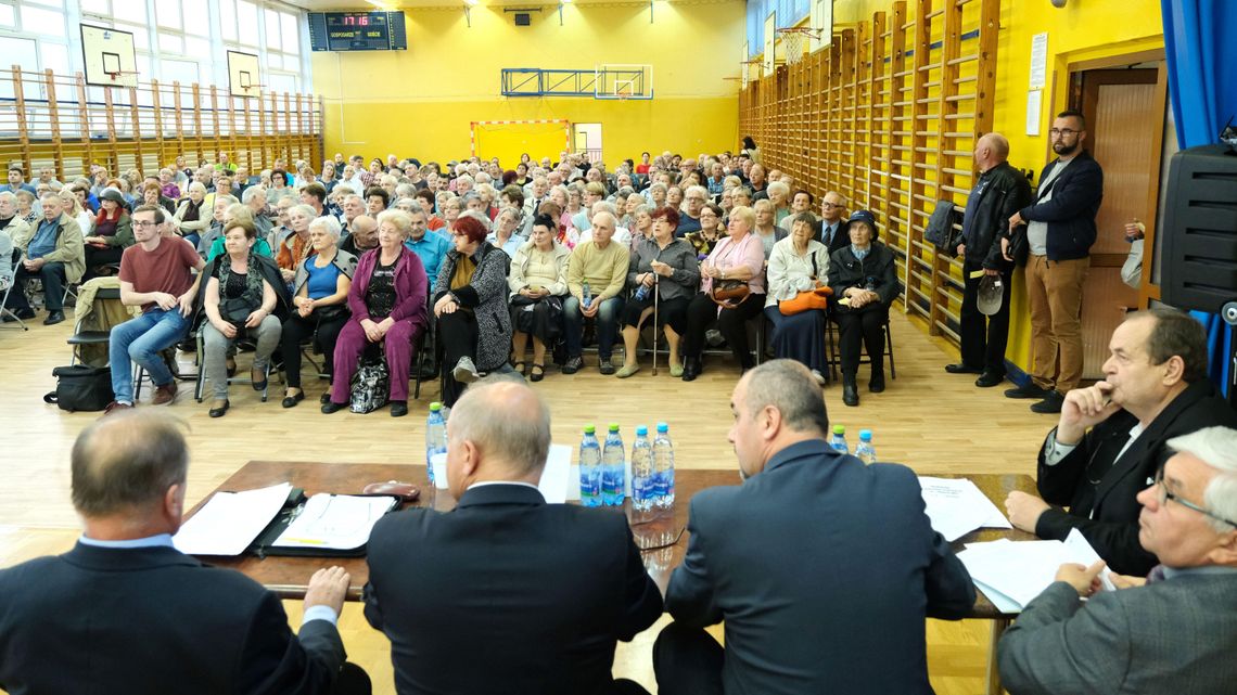 Spółdzielnia Czechów chciała wziąć 15 milionów złotych kredytu na budowę wind w blokach. Mieszkańcy oburzeni