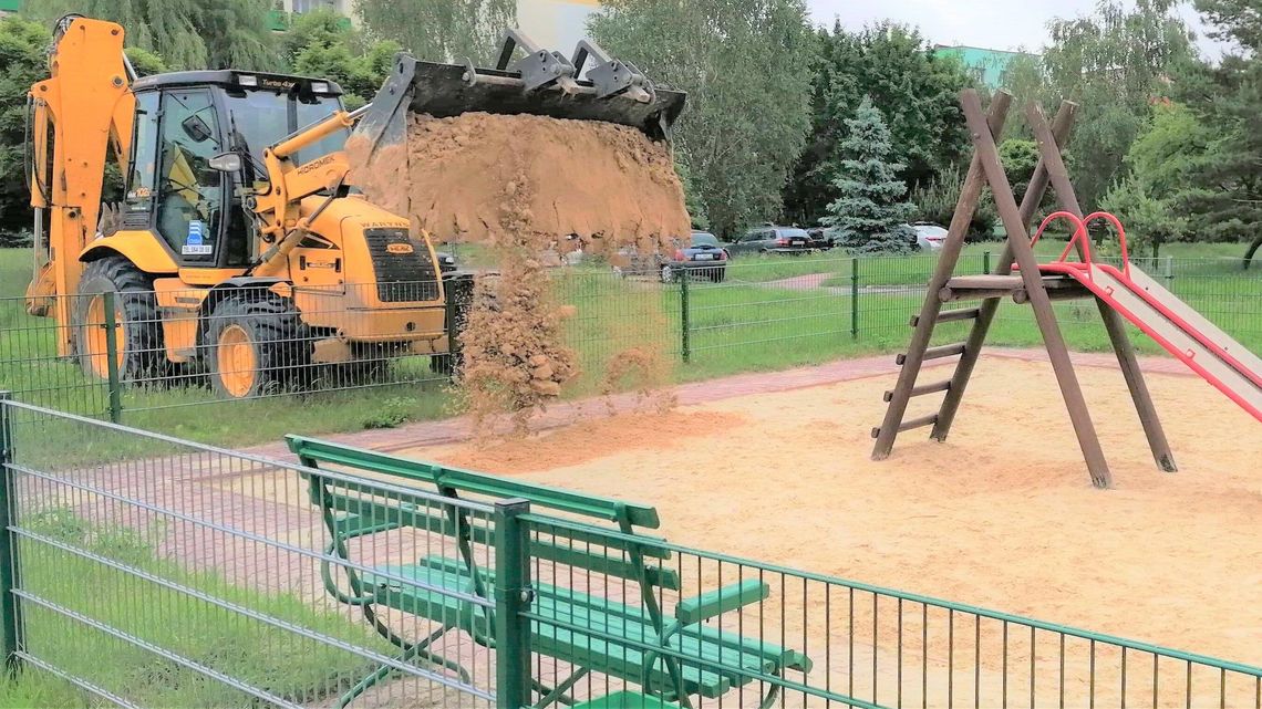 Spółdzielnia w Chełmie otworzyła place zabaw. Najpierw je zdezynfekowała i wymieniła piach