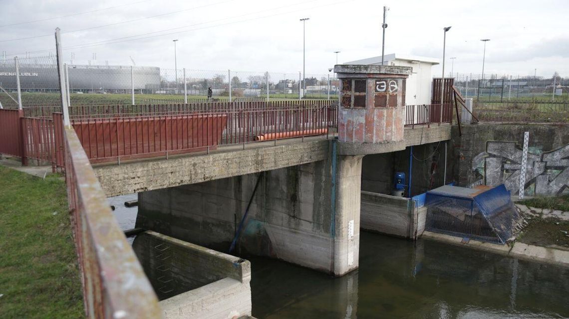 Spółka chce nowego pozwolenia na działalność elektrowni wodnej na Bystrzycy. Okoliczni mieszkańcy boją się zalania Spółka chce nowego pozwolenia na działalność elektrowni wodnej na Bystrzycy. Okoliczni mieszkańcy boją się zalania