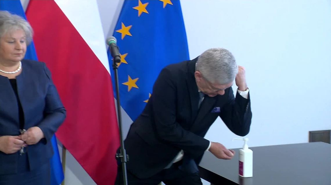 Spór marszałków o mycie rąk. "T. Grodzki popełnił kardynalny błąd" vs "nie naciskałem kciukiem dozownika" Spór marszałków o mycie rąk. "T. Grodzki popełnił kardynalny błąd" vs "nie naciskałem kciukiem dozownika"