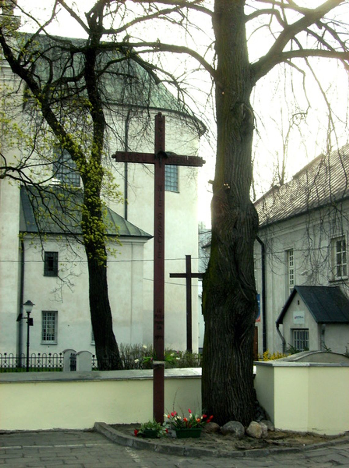 Spór o krzyż w Białej Podlaskiej. \"Przeniesiono go nocą, do ślepego zaułka\"