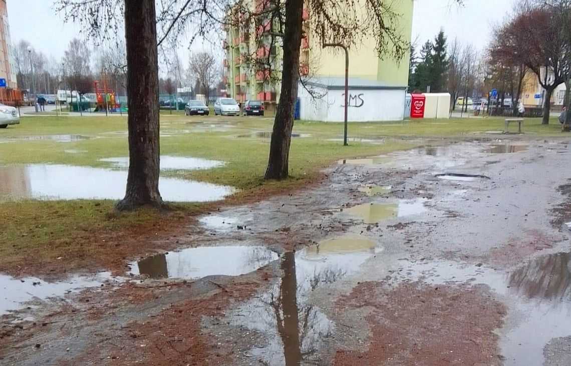 Spór o zmiany na osiedlu Garbarskim. Wolą błoto od ulicy i parkingów?