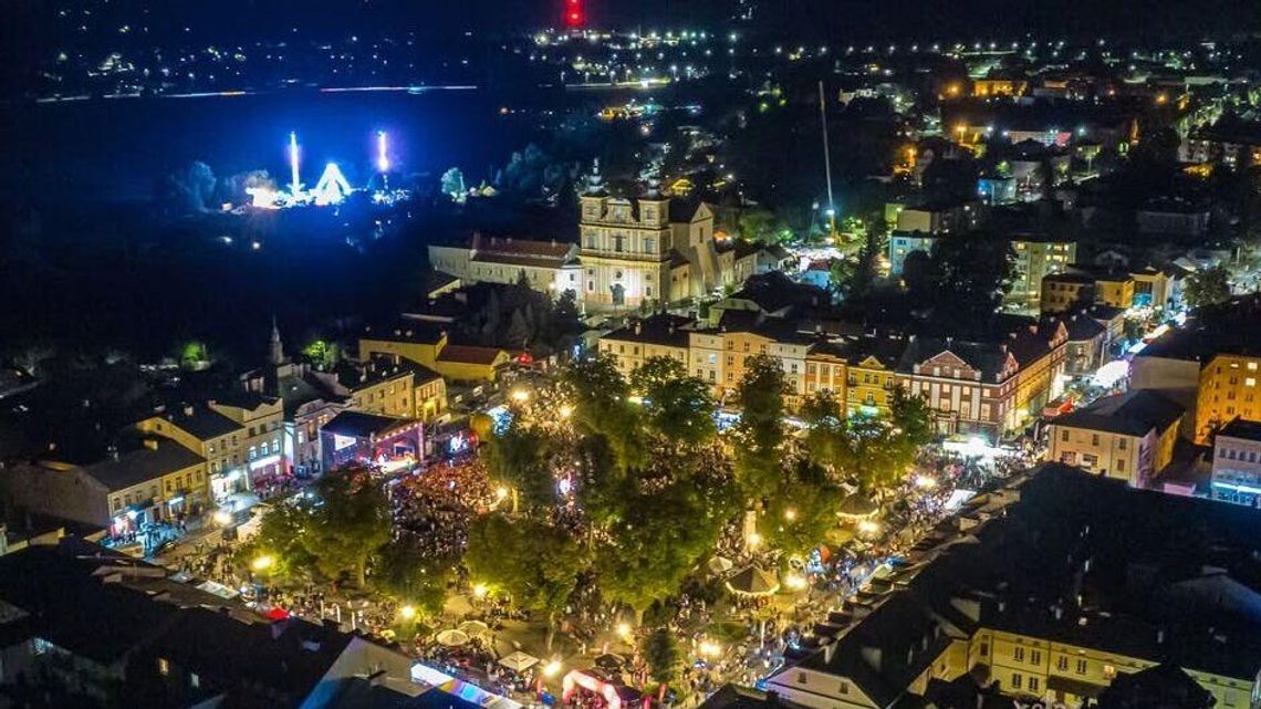 Spore zmiany w centrum miasta. Przez jarmark i lodowisko