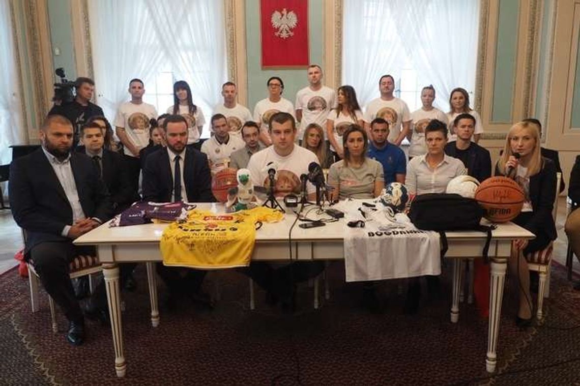 Sportowcy zagrali dla małej Amelki. 3-latka coraz bliżej wyjazdu do kliniki w USA