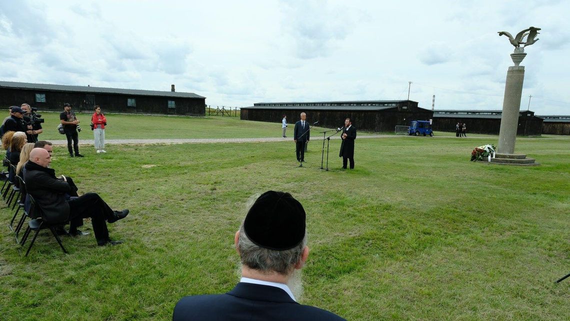 Spotkali się, aby uczcić pamięć ofiar Holocaustu. Ceremonia Pamięci na Majdanku podczas Lubliner Festiwal 2024 Spotkali się, aby uczcić pamięć ofiar Holocaustu. Ceremonia Pamięci na Majdanku podczas Lubliner Festiwal 2024