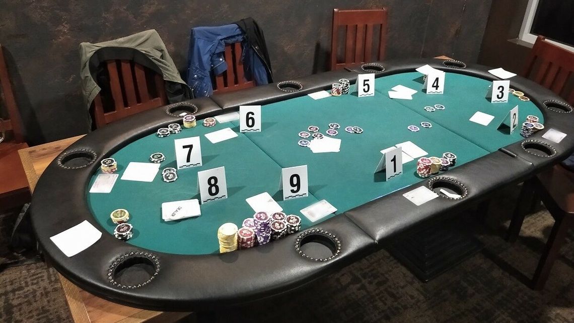 Spotkali się przy pokerowym stoliku. Nie spodziewali się takich gości