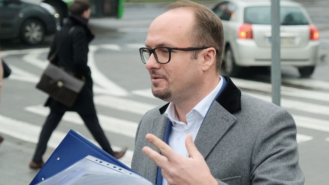 Spotkanie w ratuszu, powoływanie się na znajomości. Co jest jeszcze w akcie oskarżenia ws. Piotra Kowalczyka?