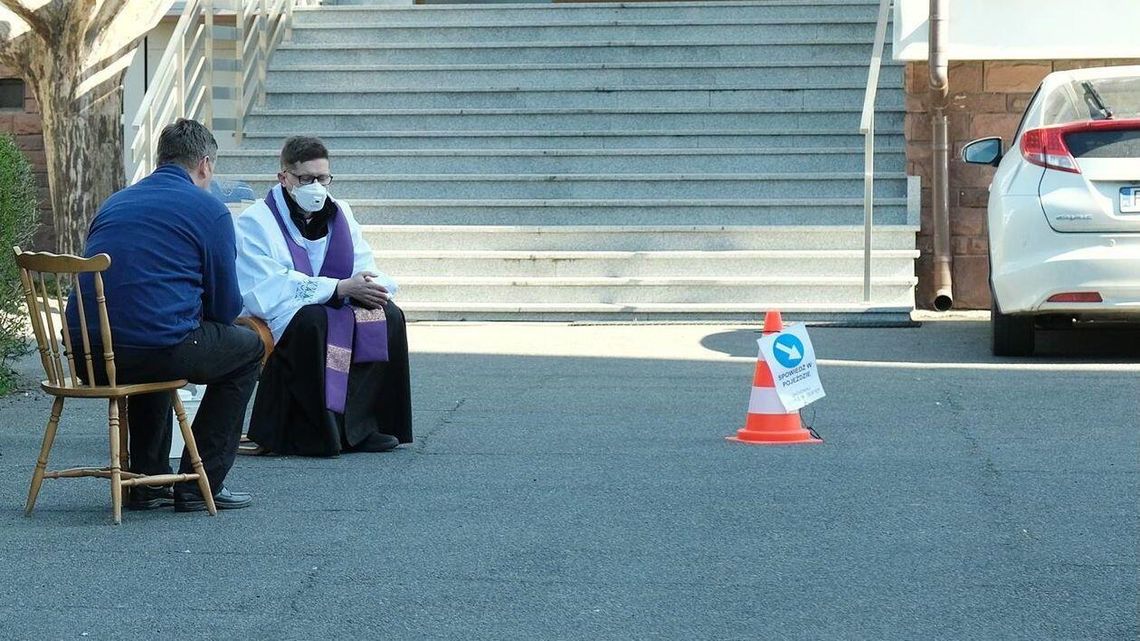 Spowiedź samochodowa w Lublinie. "Nie ma konfesjonału. Stoi za to krzesło" Spowiedź samochodowa w Lublinie. "Nie ma konfesjonału. Stoi za to krzesło"