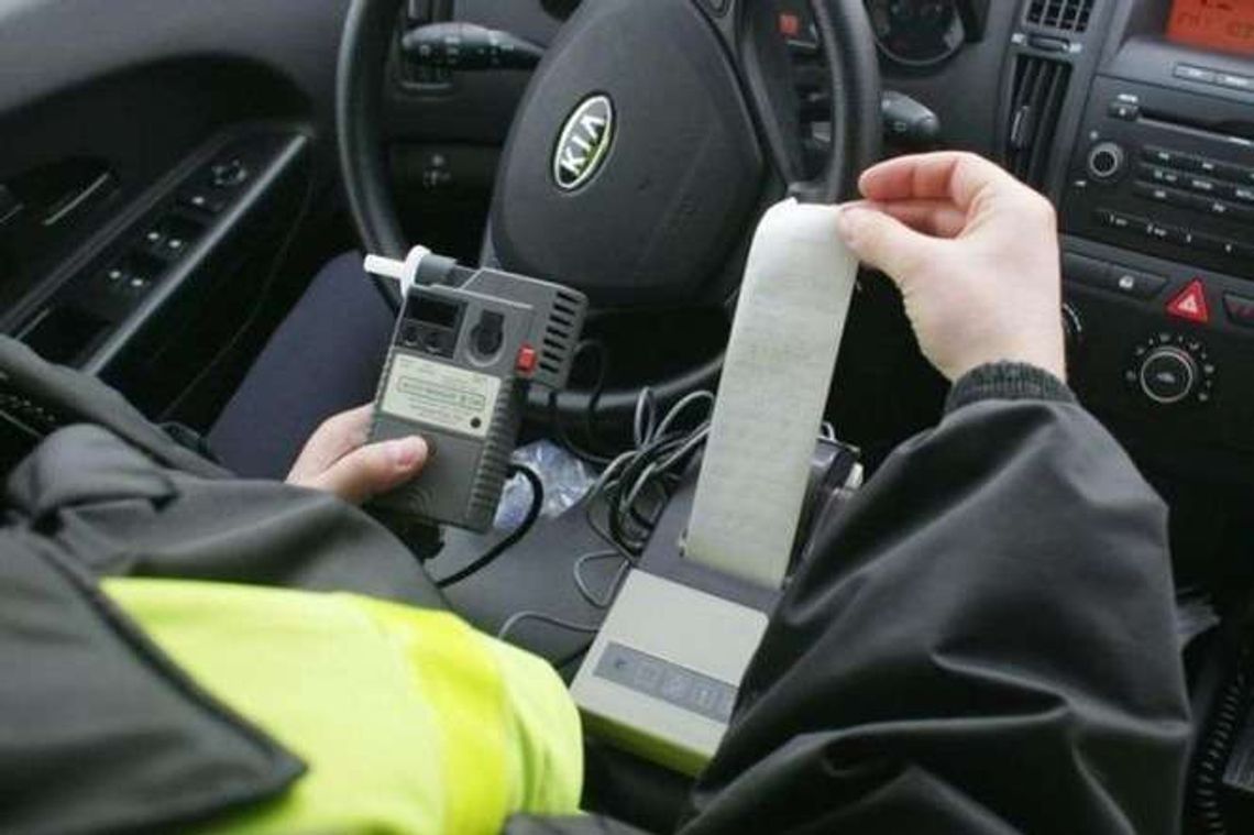 Spowodował kolizję i uciekł. Był pijany i chciał przekupić policjantów