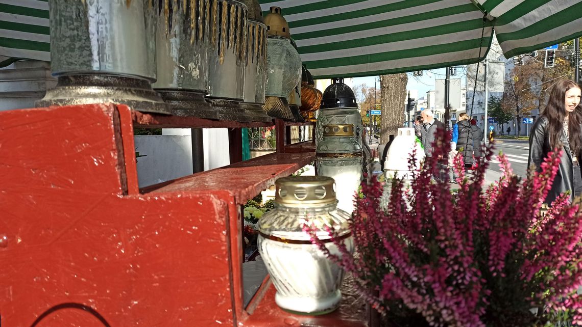 Sprawdzamy ceny zniczy w Lublinie. Tak źle i drogo jeszcze nie było Sprawdzamy ceny zniczy w Lublinie. Tak źle i drogo jeszcze nie było