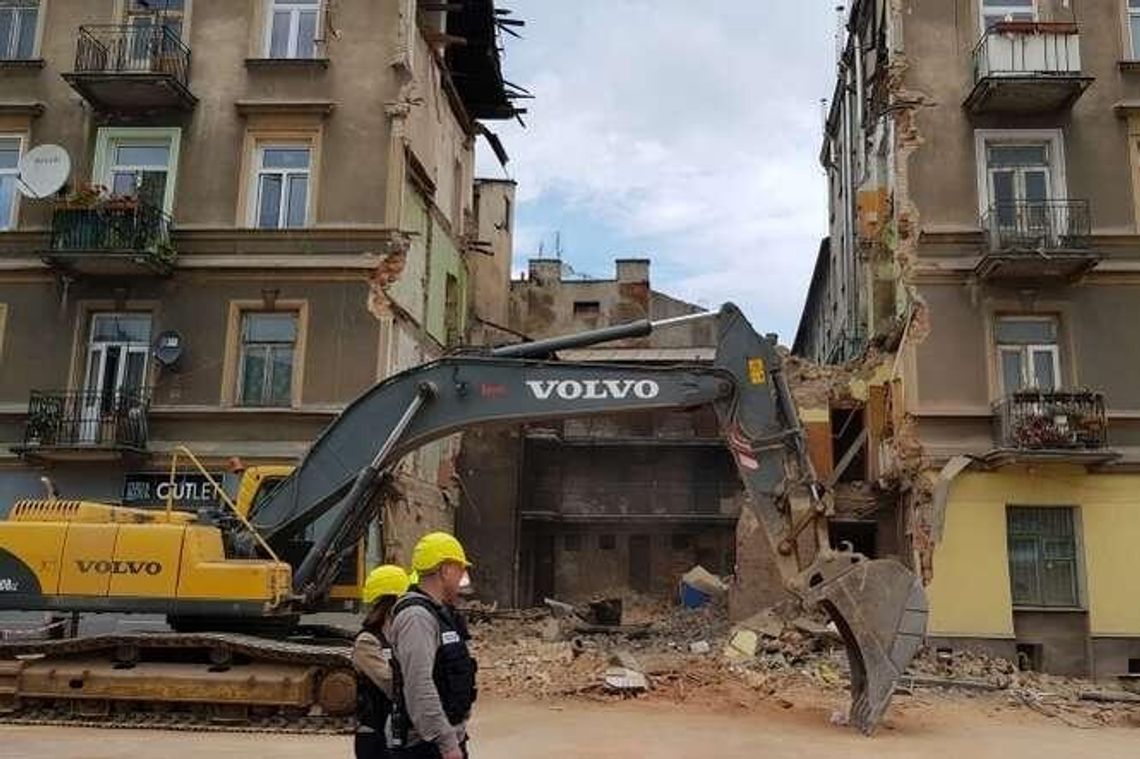 Sprawdzili już całą kamienicę przy ul. Lubartowskiej. Prace zabezpieczające w kilku mieszkaniach Sprawdzili już całą kamienicę przy ul. Lubartowskiej. Prace zabezpieczające w kilku mieszkaniach