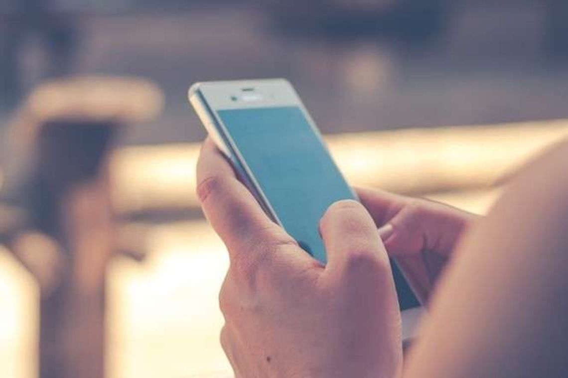 Sprawiedliwość według adwokata. Zobaczył SMS-y w telefonie żony i urządził jej piekło