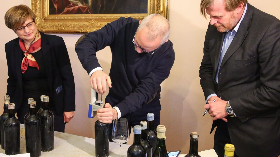 Spróbowali 100-letnich win znalezionych w muzeum w Kozłówce [zdjęcia, wideo]