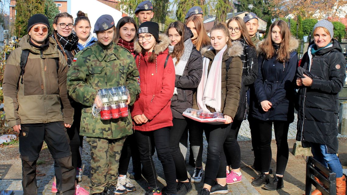 Sprzątają zapomniane groby, zapalają znicze