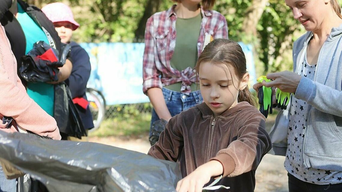 Sprzątanie i czytanie. To się łączy 