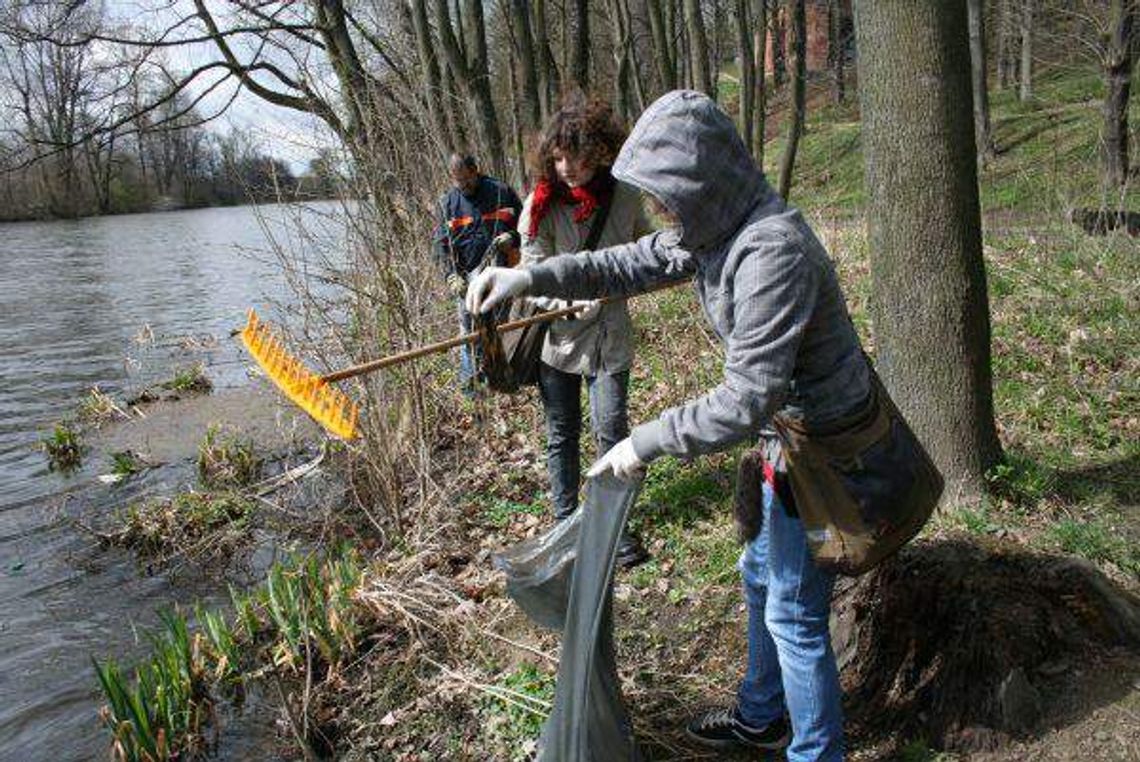 Sprzątanie parku w Puławach zamiast lekcji