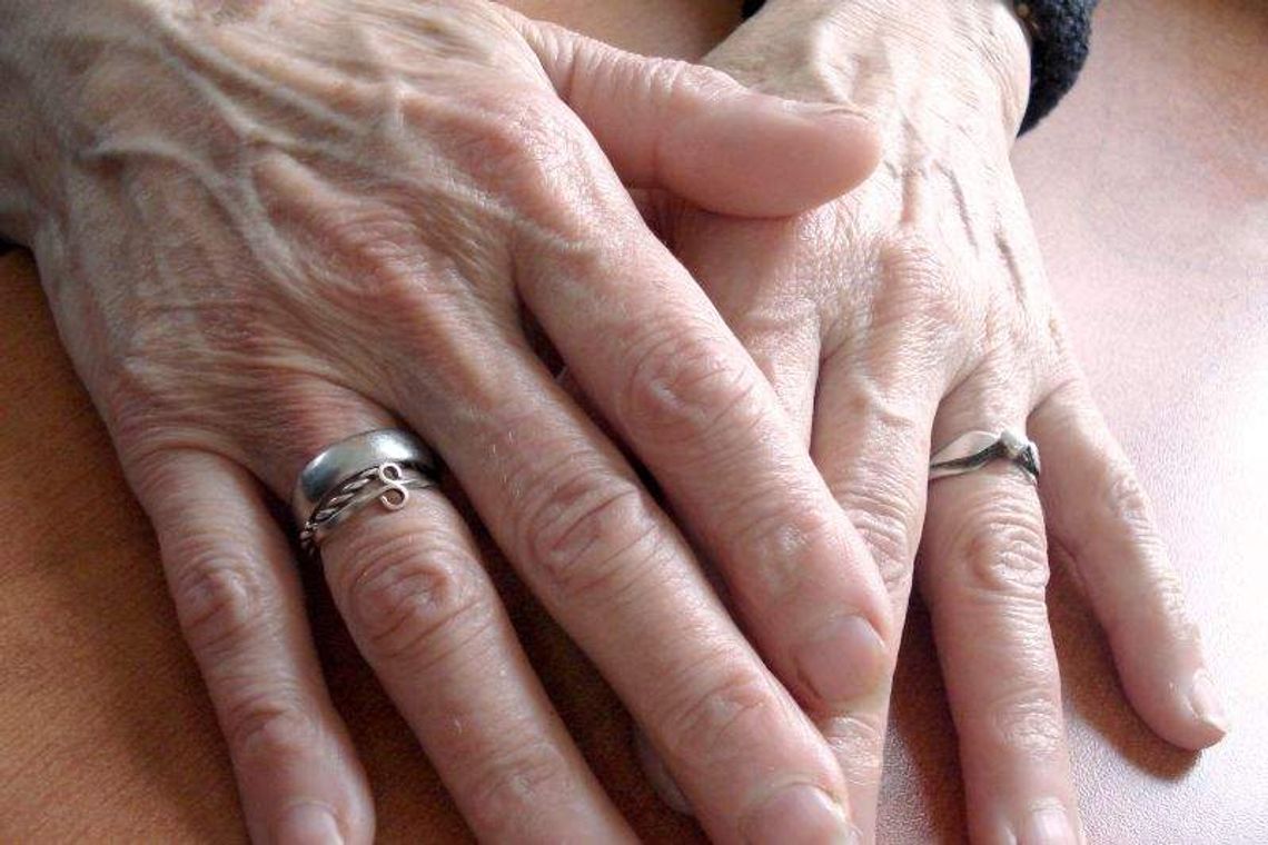 Sprzedają emerytom  "cudowny" sprzęt medyczny. Lekarze ostrzegają