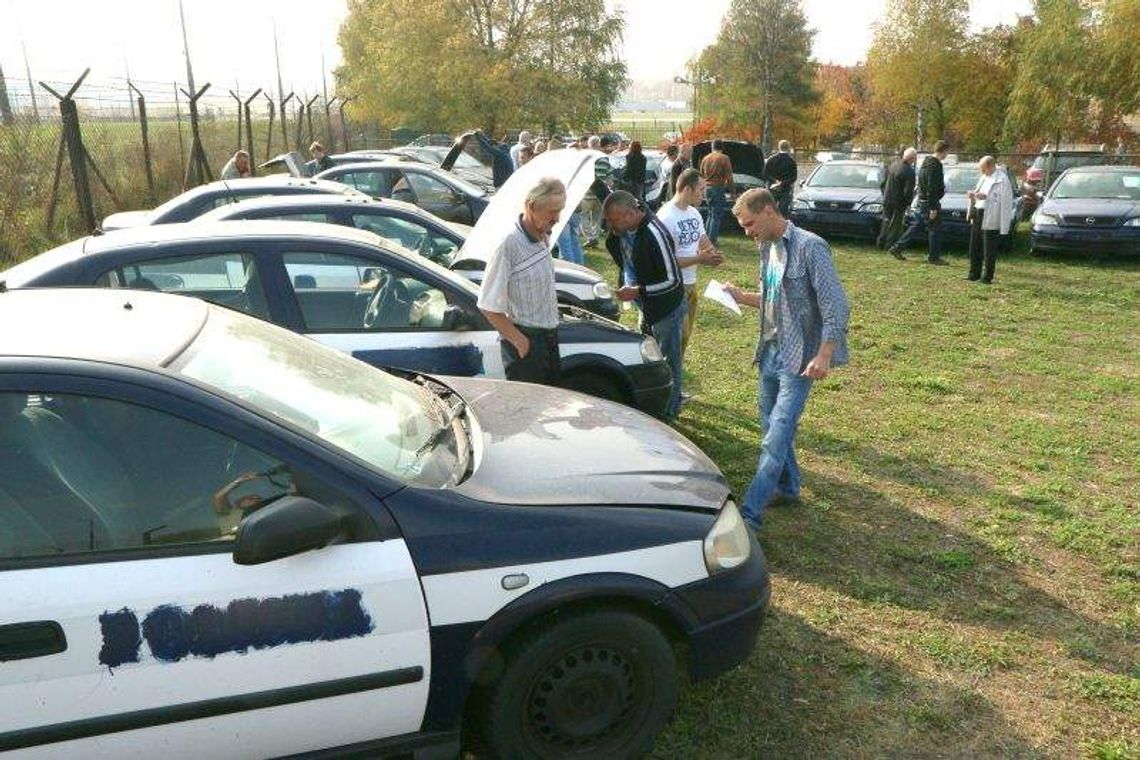 Sprzedają stare radiowozy. Chętnych nie brakuje. "Będę podrywać na niego dziewczyny" Sprzedają stare radiowozy. Chętnych nie brakuje. "Będę podrywać na niego dziewczyny"