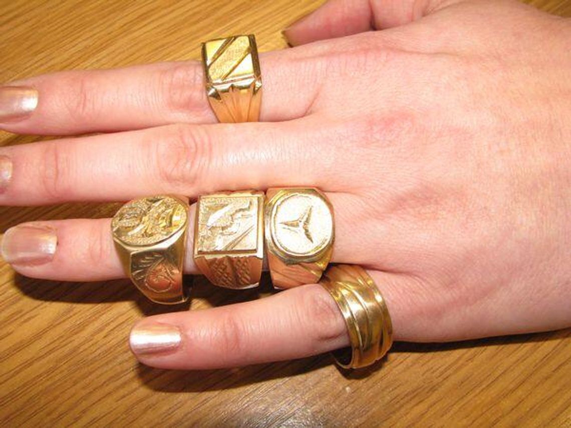 Sprzedał sygnety z tombaku. Miały być złote