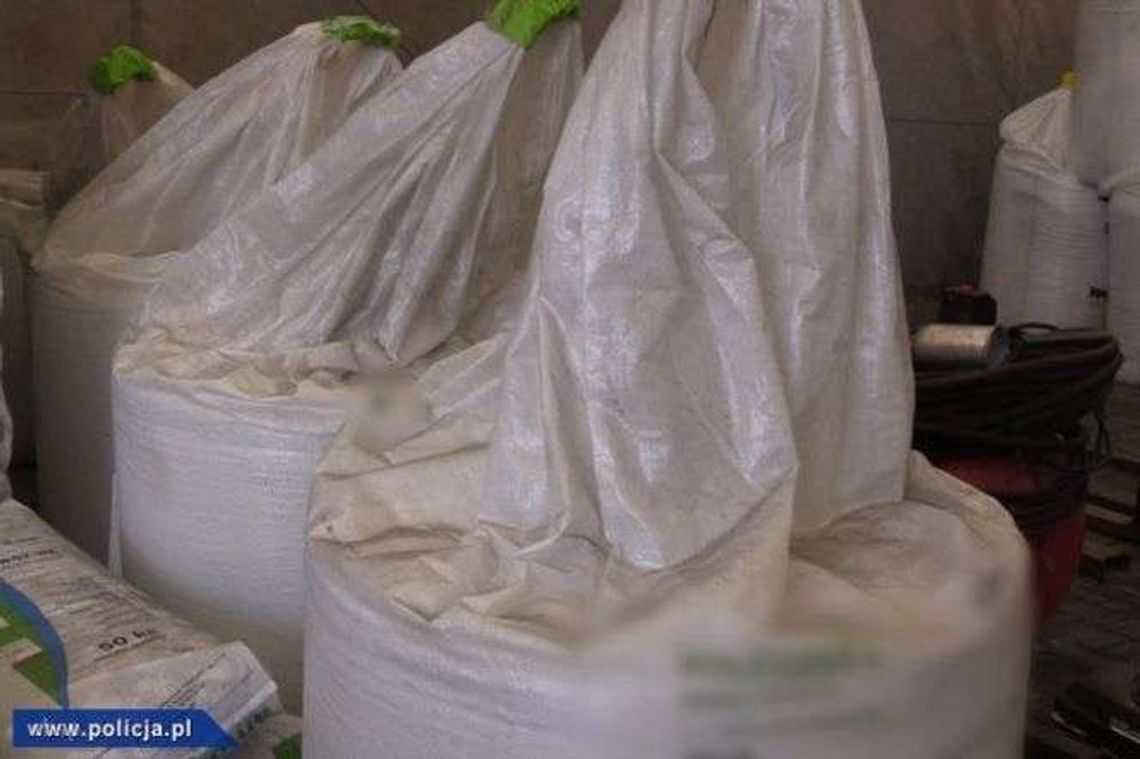 Sprzedali ponad 1000 ton podrobionego nawozu. Policja rozbiła grupę przestępczą Sprzedali ponad 1000 ton podrobionego nawozu. Policja rozbiła grupę przestępczą