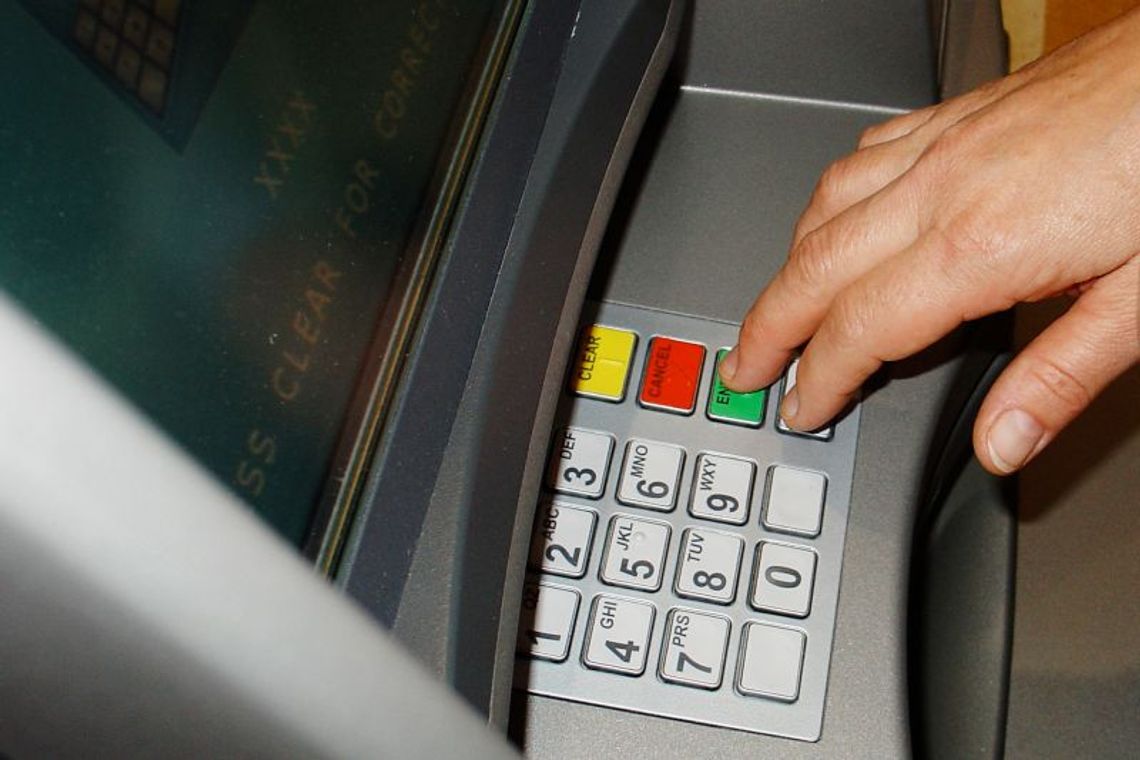 Sprzedawczyni ukradła klientowi kartę bankomatową