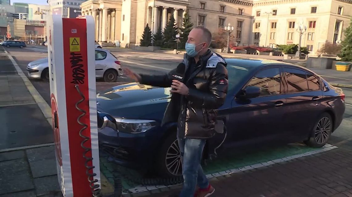 Sprzedaż elektryków rośnie, budowa stacji do ładowania kuleje. "Na jeden taki punkt przypada około siedem samochodów elektrycznych"