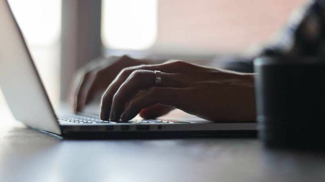 Sprzedaż w internecie i wypadek drogowy. Oszuści wyłudzili niemal 100 tys. zł