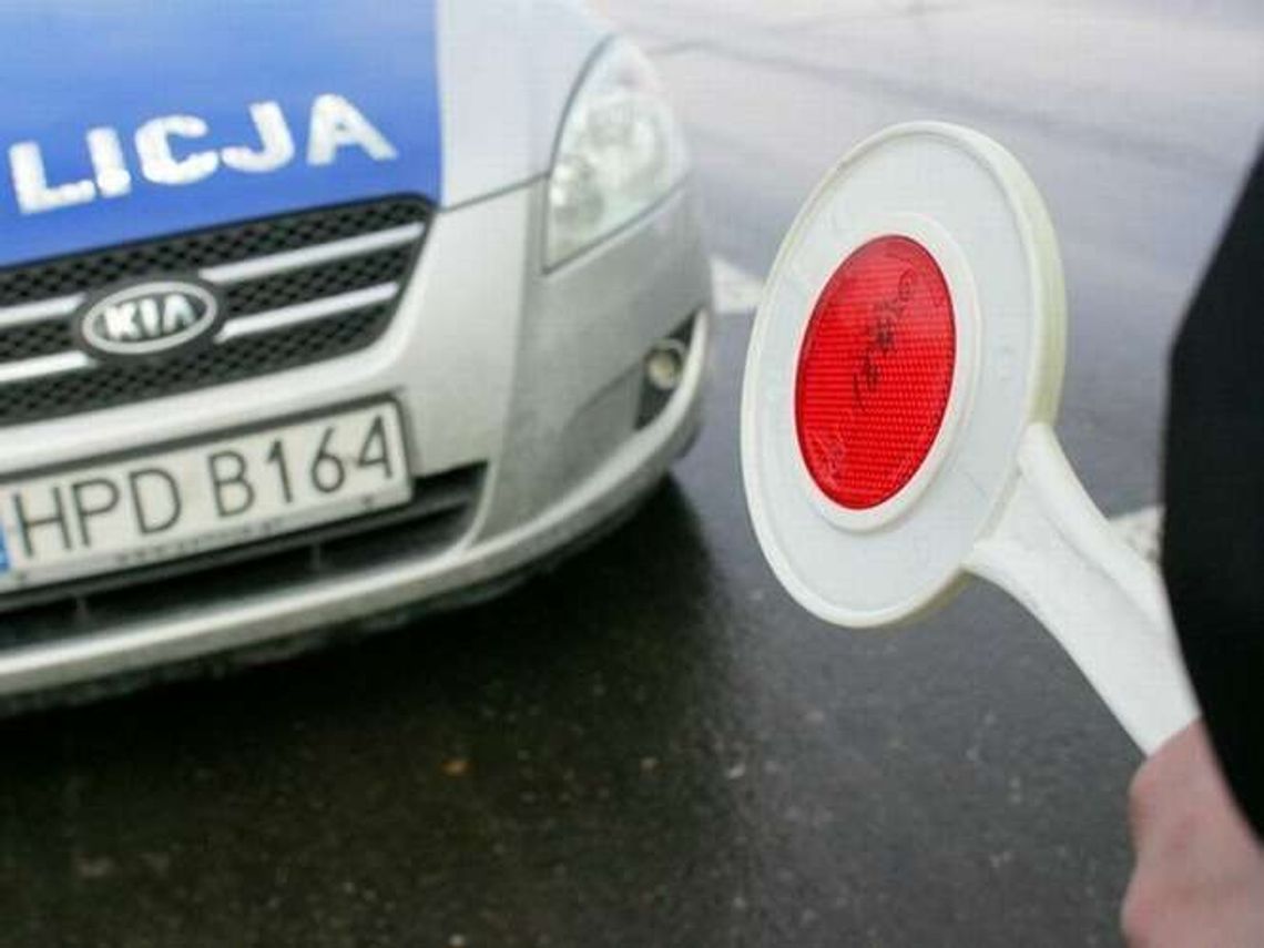 "Spuchnięta twarz, przymrużone oczy". Pijany sędzia za kierownicą