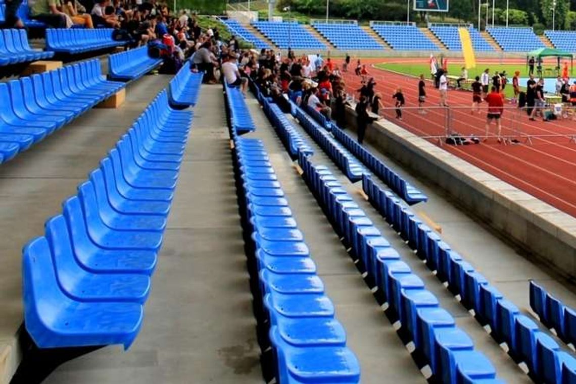 Stadion miejski w Puławach z różnokolorowymi krzesłami