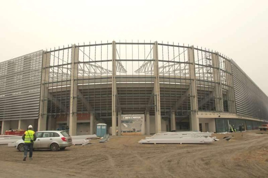 Stadion przy ul. Krochmalnej: Łagodna zima pozwala budować