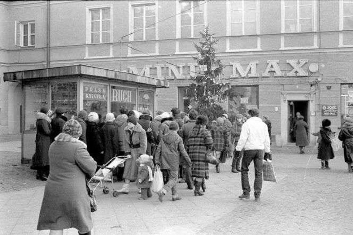 Stały na każdym rogu. To tutaj w PRL-u najczęściej robiło się zakupy [zdjęcia]