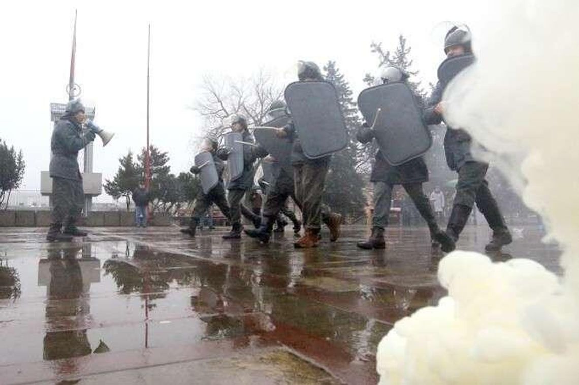 Stan wojenny w PZL Świdnik. Pałkami odpowiedzieli na kwiaty