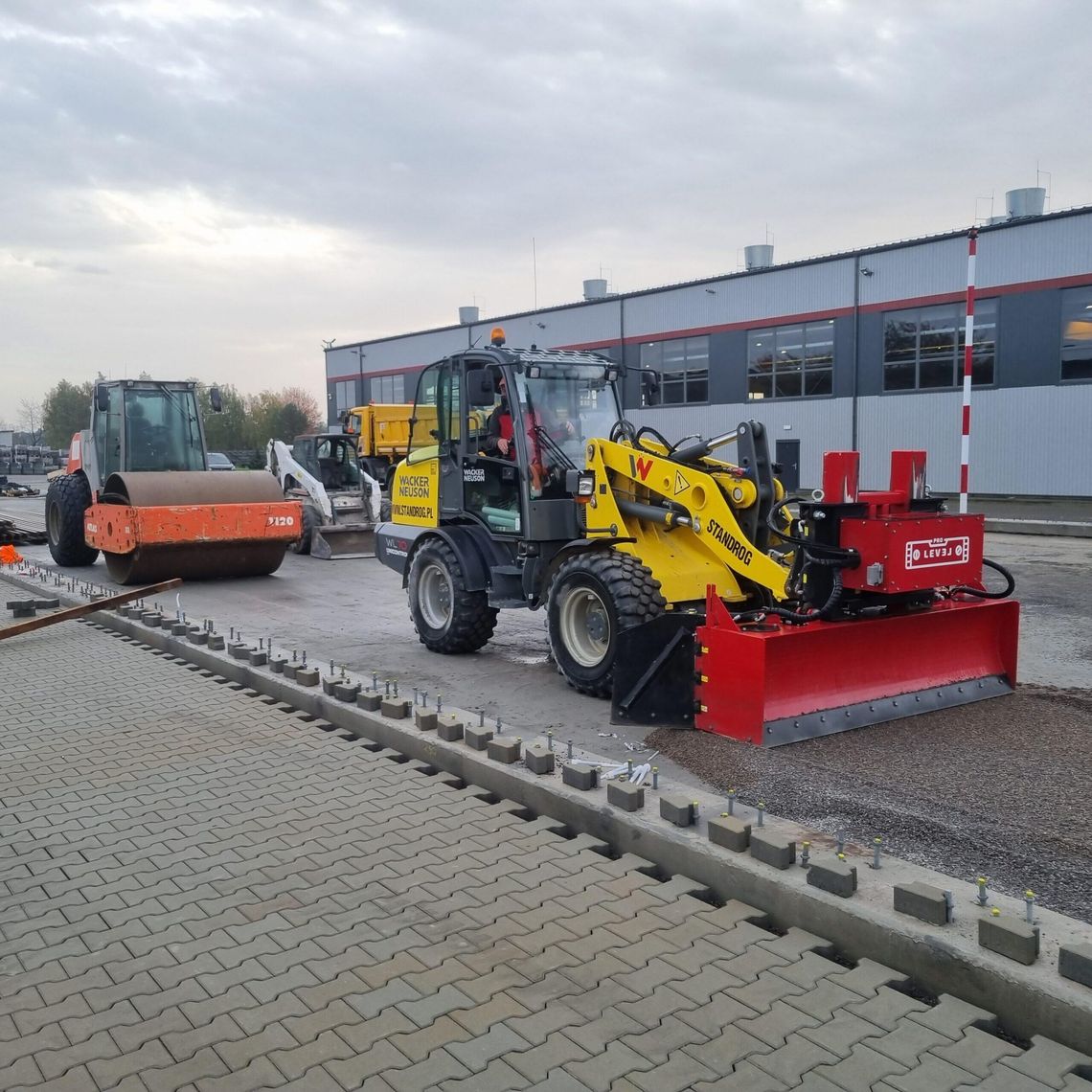 STANDROG – kompleksowe roboty ziemne, drogowe i brukarskie STANDROG – kompleksowe roboty ziemne, drogowe i brukarskie
