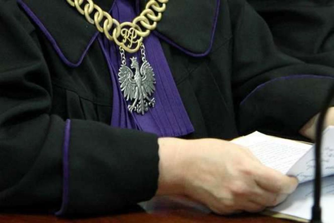 Stanie przed sądem za grożenie matce śmiercią