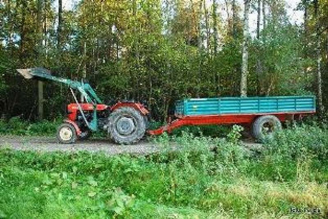 Stara Wieś: Pasażer zginął przygnieciony przyczepą, traktorzysta był pijany
