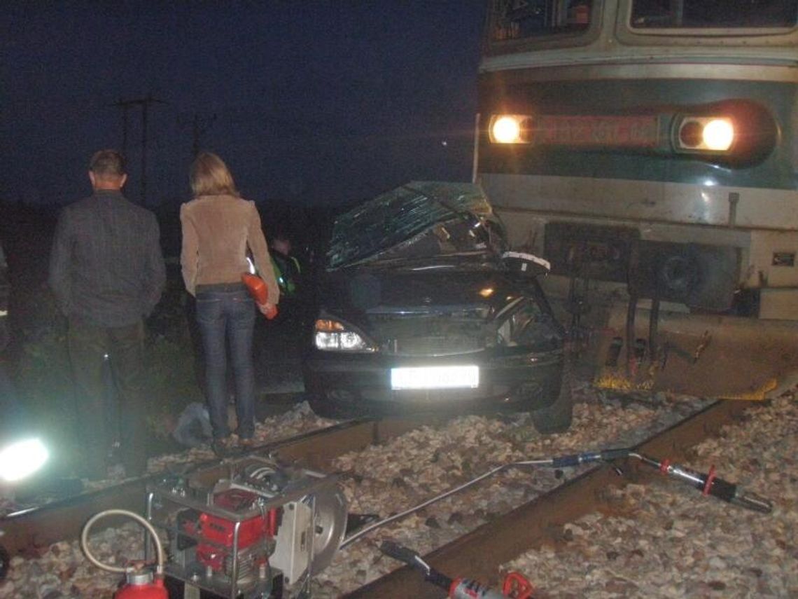 Stara Wieś: Tragiczny wypadek koło Końskowoli. Samochód wjechał pod rozpędzony pociąg (zdjęcia)