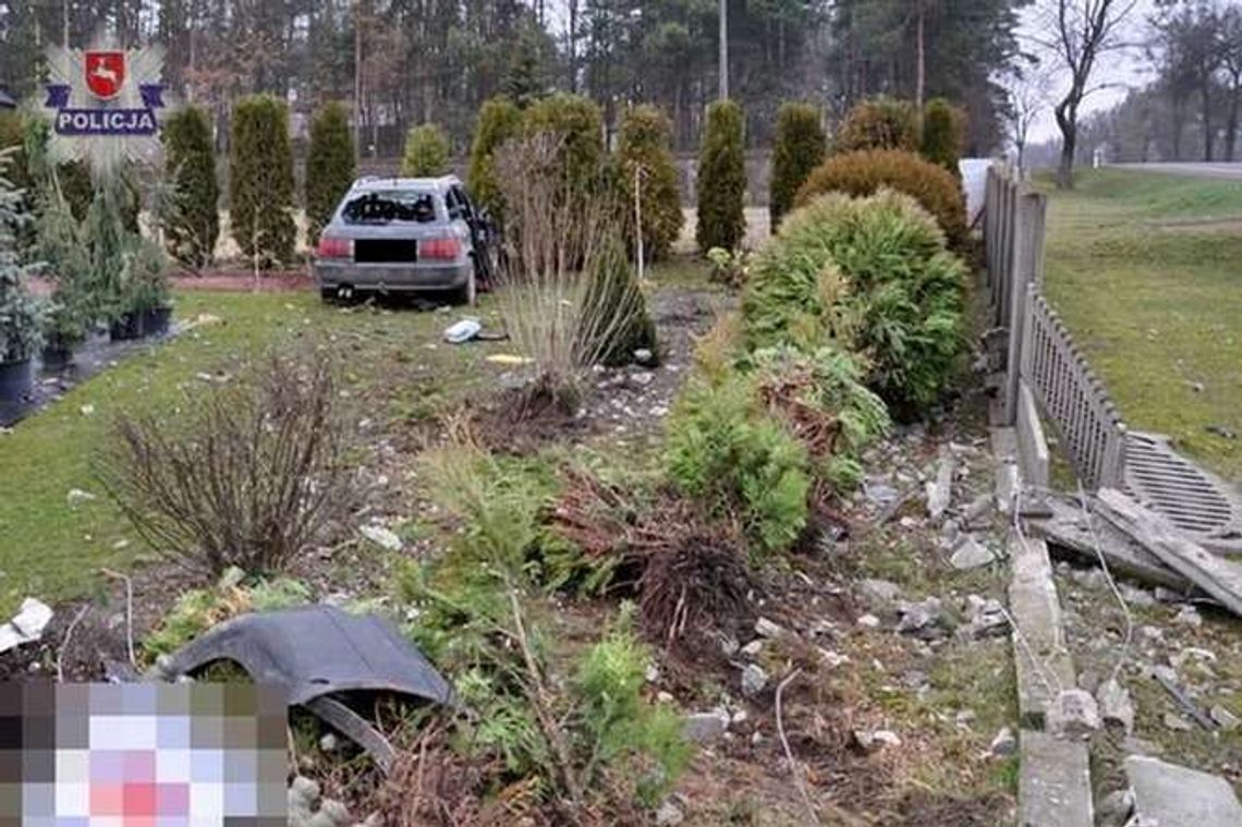 Staranował płot i wjechał do ogródka. Mistrz kierownicy chciał odwieźć dziewczynę
