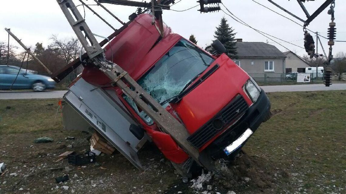 Staranował samochodem dostawczym słup energetyczny. Kierowca nie był trzeźwy Staranował samochodem dostawczym słup energetyczny. Kierowca nie był trzeźwy