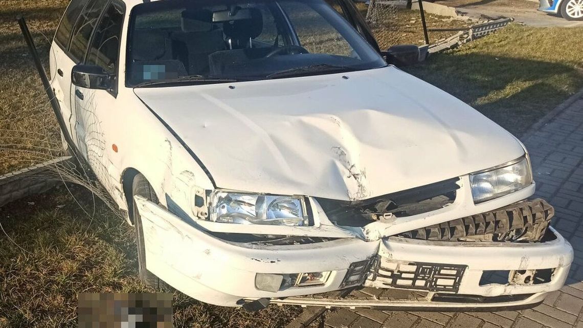 Staranowała płot, bo rozproszył ją dzwoniący telefon i "oślepiło słońce". To jednak nie wszystko