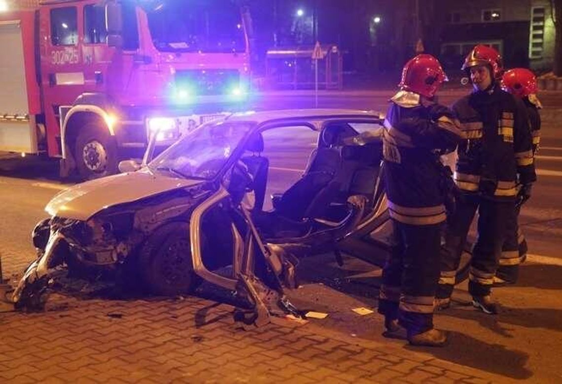 Staranowane renault sunęło kilkadziesiąt metrów [zdjęcia, wideo]